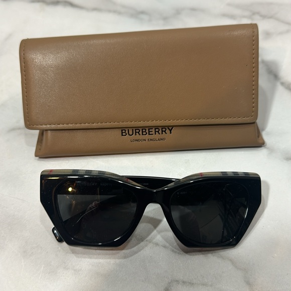 Burberry Sunglasses and Case Eyewear Butterfly Frames BE4299 - Picture 12 of 12